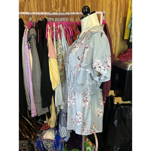 Torrid Top Plus Sz 1 (1X) Short Sleeve Button Down Semi-Sheer Gray Floral Ruffle - Picture 5 of 9